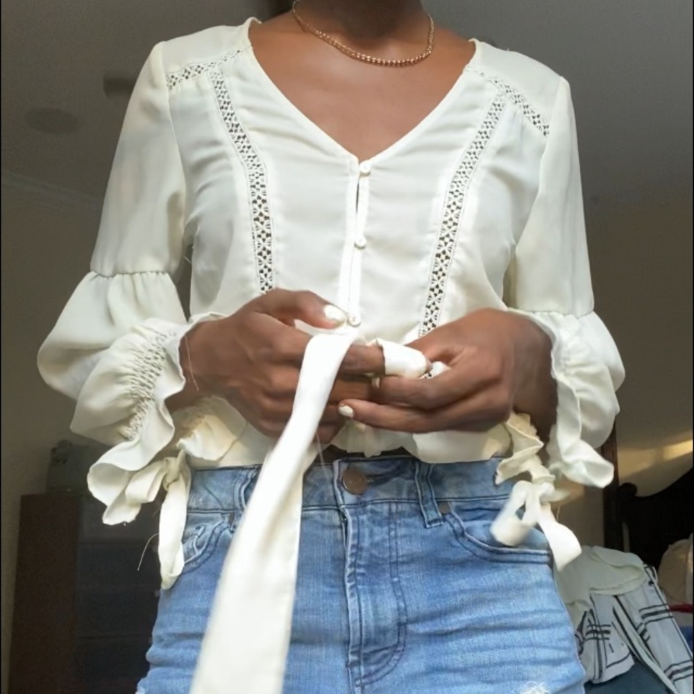 CREAM DITSY LONGSLEEVE BLOUSE